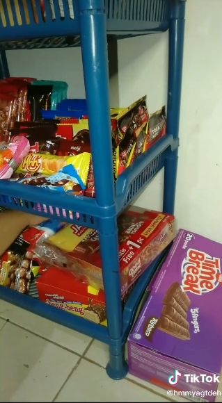 Punya Rak Penuh Makanan di Samping Kasur, Warganet: Mau Buka Warung Hyung? (TikTok/@hmmyagtdeh)