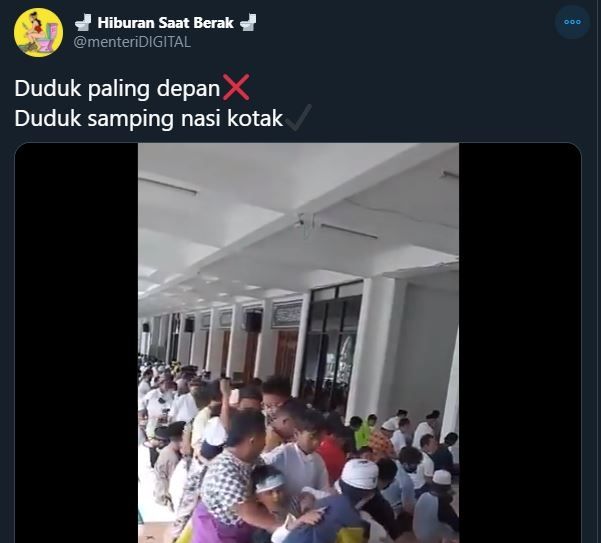 Anak-anak rebutan nasi. (Twitter/@menteriDIGITAL)