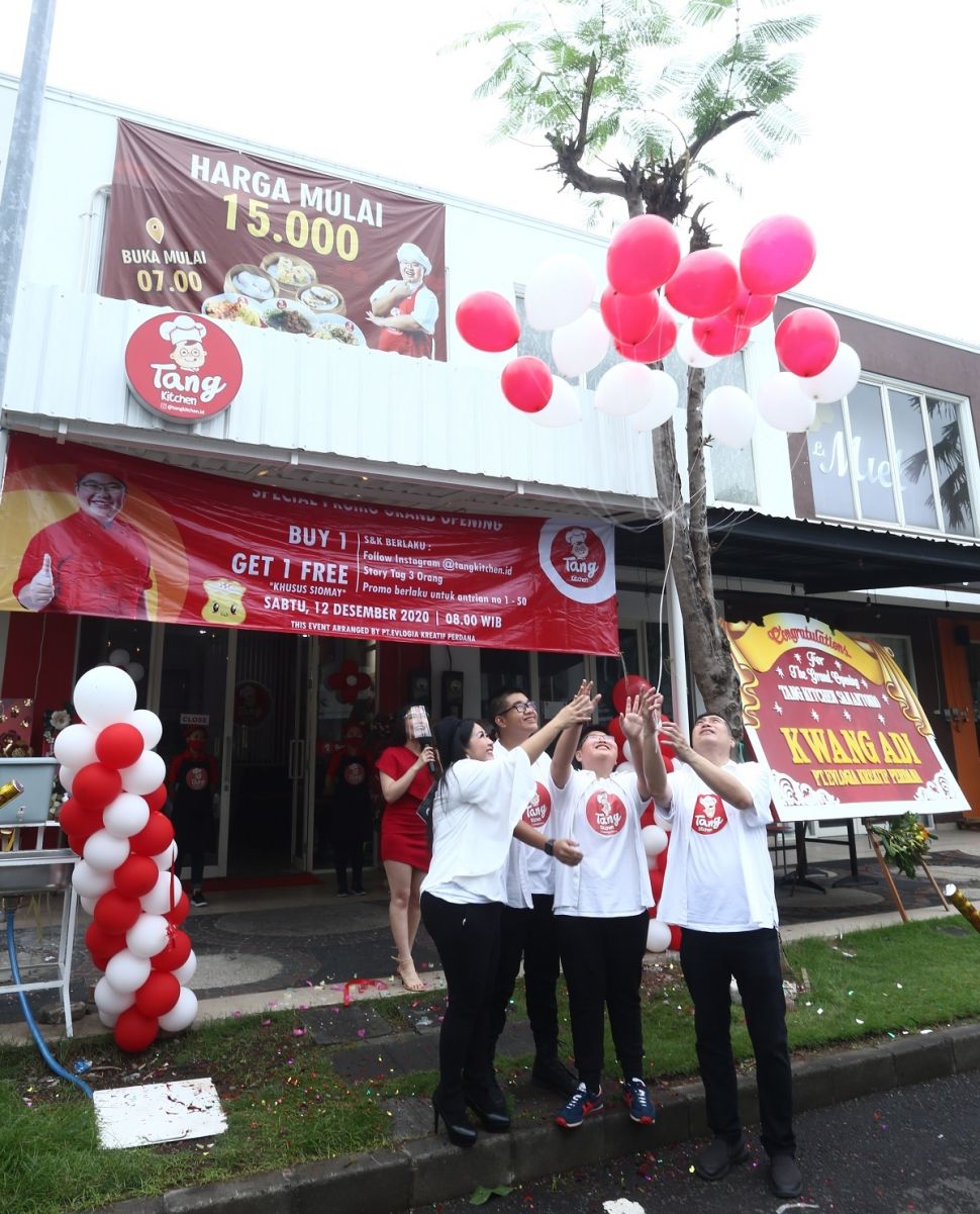 Jason Surya  bersama keluarga di acara grand opening Kedai Tang Kitchen.di Surabaya, Sabtu (12/12/2020). [dokumentasi pribadi]