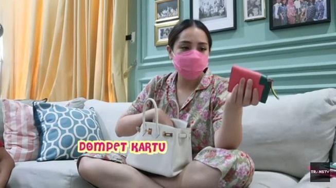 Nagita Slavina bongkar isi tas brandednya. (YouTube/TRANS TV Official)