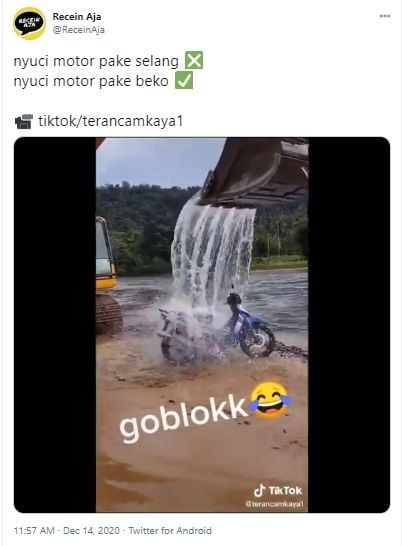 Video mencuci motor pakai ekskavator. (Twitter/ReceinAja)