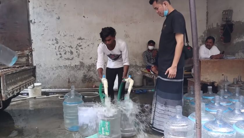 Tarifnya Rp 2 Ribu Per Galon, Begini Wujud Air Minum Isi Ulang di India. (YouTube/Syahputra Kembaren)