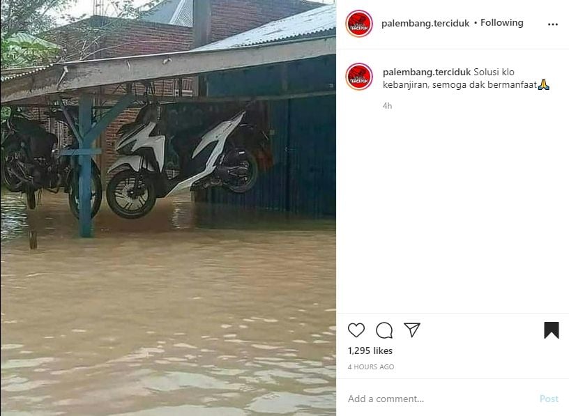 Trik unik agar motor tak terendam banjir. (Instagram)