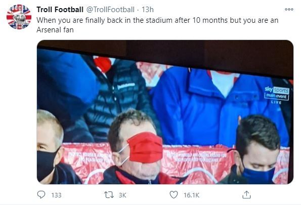 Viral potret seorang fan tutup matanya pakai masker karena tak kuat lihat Arsenal kalah. (Twitter/@TrollFootball)