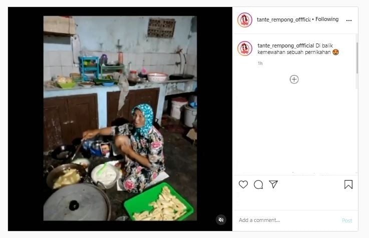 Ibu-ibu rewang menyiapkan makanan untuk pernikahan (Instagram @tante_rempong_offficial)