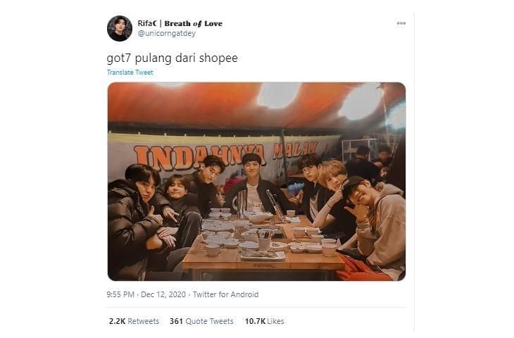 Lokal Banget! Viral Warganet Edit Foto Idol Kpop Makan di Warung Penyetan. (Twitter/@unicorngatdey)