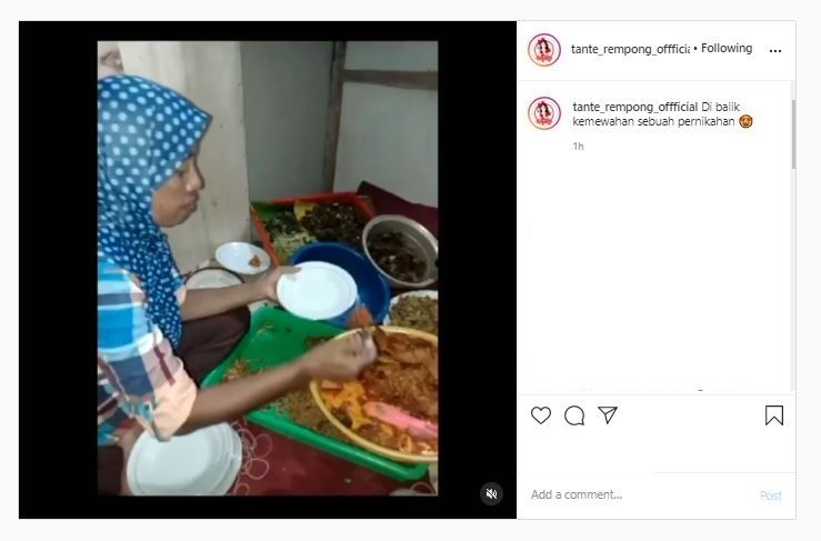 Ibu-ibu rewang menyiapkan makanan untuk pernikahan (Instagram @tante_rempong_offficial)