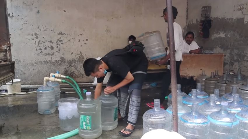 Tarifnya Rp 2 Ribu Per Galon, Begini Wujud Air Minum Isi Ulang di India. (YouTube/Syahputra Kembaren