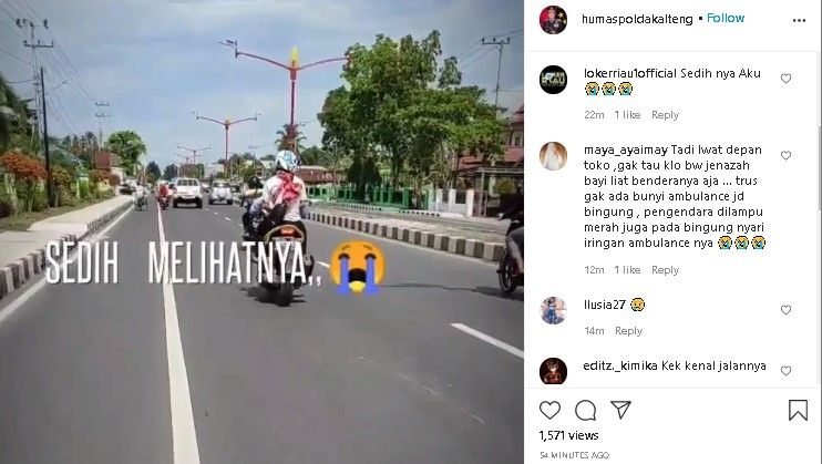 Jenazah dibawa naik motor. (Instagram/@humaspoldakalteng)