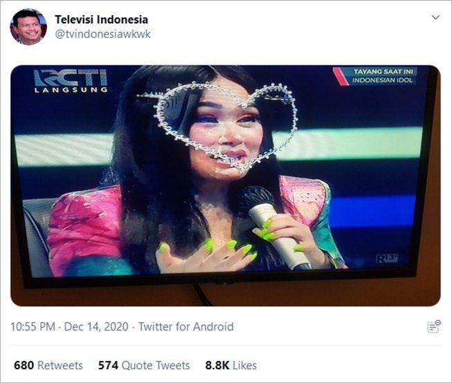 Fakta tentang face shield Titi DJ yang disorot di Twitter. (Twitter/@tvindonesiawkwk)