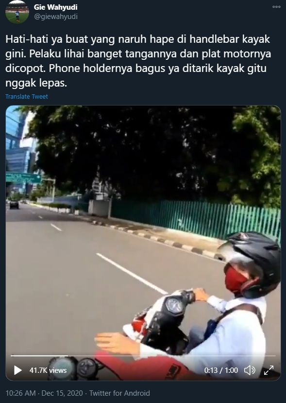 Aksi pemotor menjambret ponsel. (Twitter)