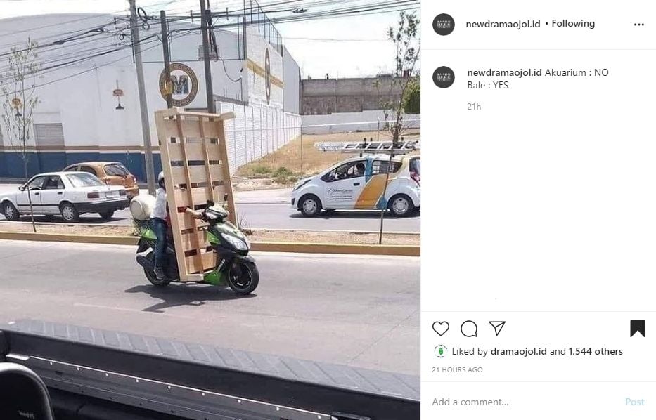 Pemotor bawa barang yang bikin salah fokus. (Instagram)