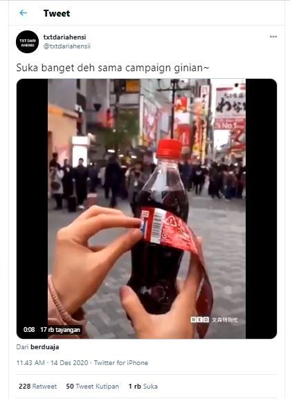 Coca-Cola edisi Natal yang labelnya bisa dibuat pita (Twitter @txtdariahensii)