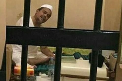 Potret Habib Rizieq di Balik Jeruji Besi (Doc:Istimewa).