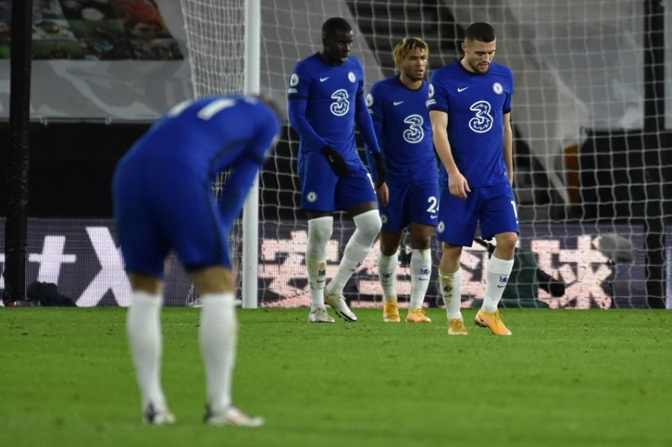 Reaksi kecewa para pemain Chelsea setelah Wolverhampton Wanderers mencetak gol kedua sekaligus membuat The Blues kalah 1-2 dalam laga pekan ke-13 Liga Inggris di Molineux stadium, Rabu (16/12/2020) dini hari WIB. [Rui Vieira / POOL / AFP]