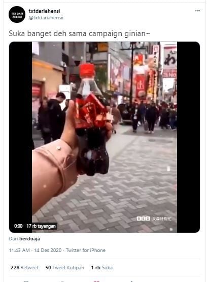 Coca-Cola edisi Natal yang labelnya bisa dibuat pita (Twitter @txtdariahensii)