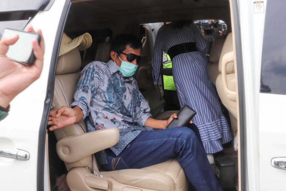 Komedian Kiwil bersama dengan istri mudanya, Eva Bellissima di dalam mobilnya saat ditemui di Terminal 2 Bandara Soekarno Hatta, Tangerang, Banten, Rabu (16/12). [Suara.com/Alfian Winanto]