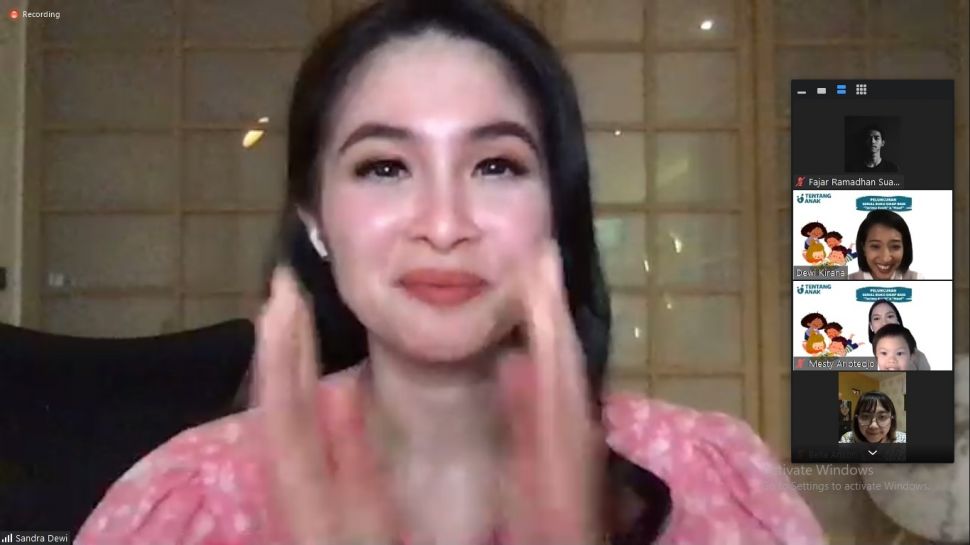 Sandra Dewi dalam peluncuran Buku Seri Baik: Maaf dan Terima Kasih (Suara.com/ Fajar Ramadhan)