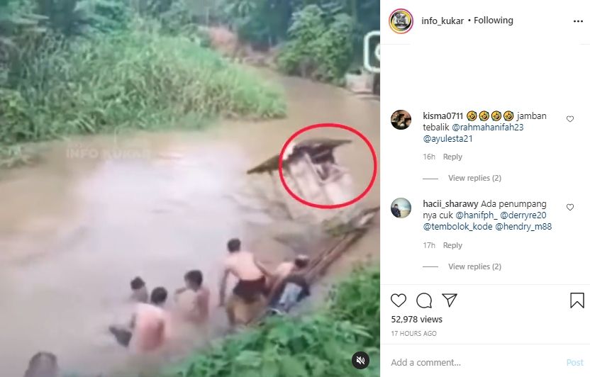 Video jamban roboh dan hanyut di sungai. (Instagram/info_kukar)