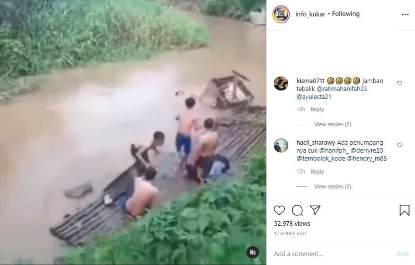 Video jamban roboh dan hanyut di sungai. (Instagram/info_kukar)