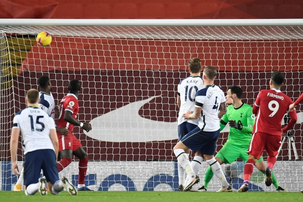 Penyerang Liverpool Roberto Firmino mencetak gol kedua timnya dalam pertandingan pekan ke-13 Liga Inggris menghadapi Tottenham Hotspur di Stadion Anfield, Kamis (17/12/2020) dini hari WIB. [PETER POWELL / POOL / AFP]