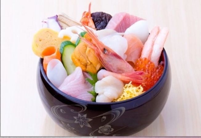 Seafood bowl. (Biro Transportasi Distrik Hokuriku-Shin'etsu)