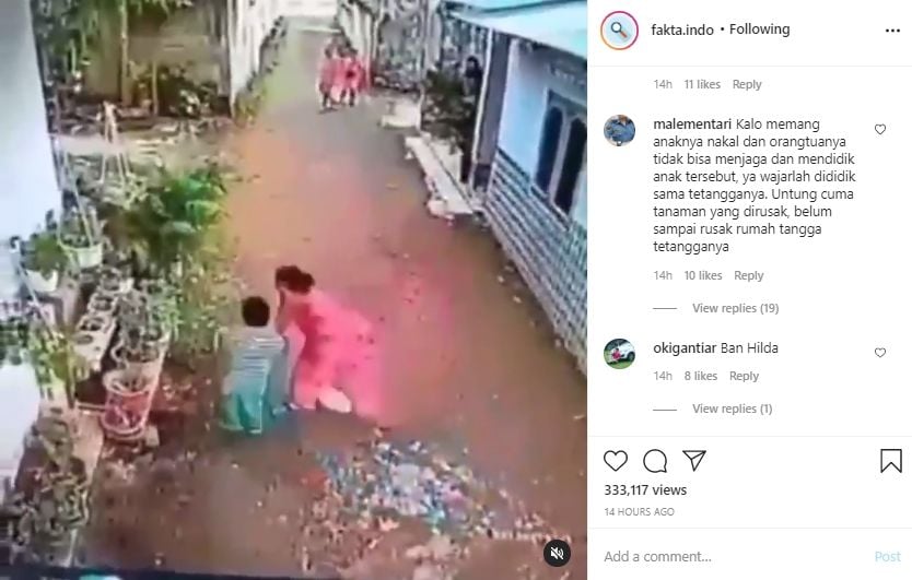 Video ibu-ibu amuk balita gegara bunga rusak. (Instagram/fakta.indo)