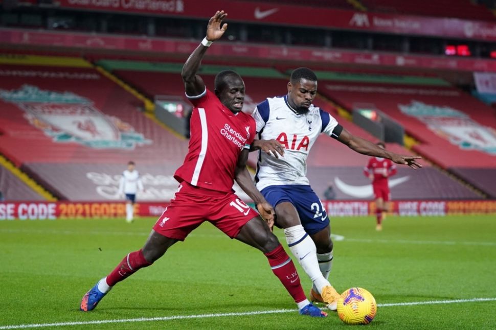 Penyerang Liverpool Sadio Mane berudel dengan bek Tottenham Hotspur Serge Aurier pada pertandingan pekan ke-13 Liga Inggris di Stadion Anfield, Kamis (17/12/2020) dini hari WIB. [Jon Super / POOL / AFP]