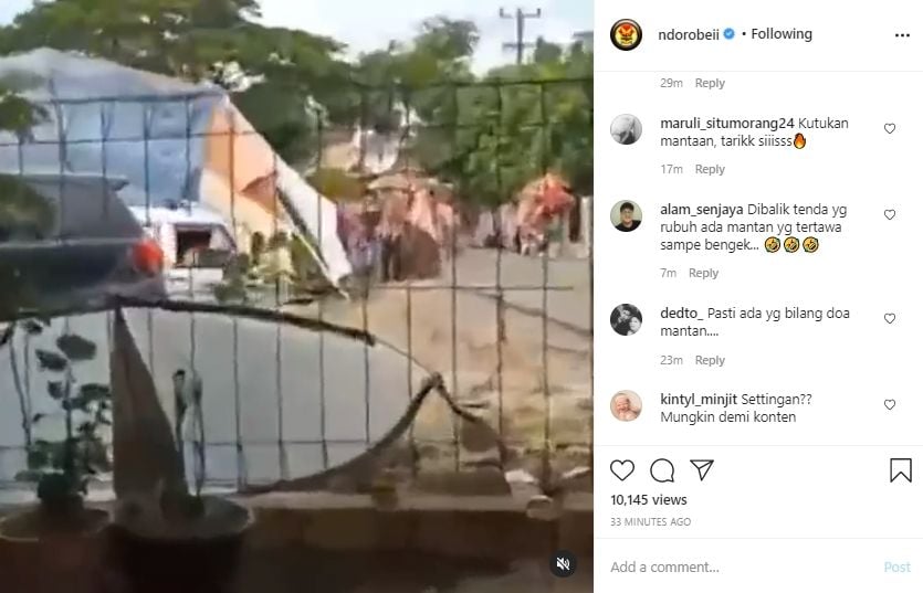 Video tenda pesta pernikahan roboh kena angin. (Instagram/ndorobeii)