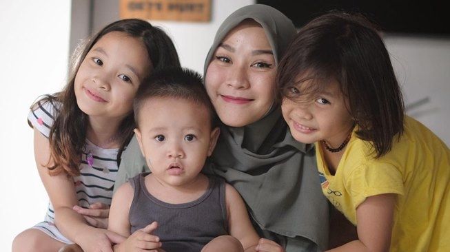 Zaskia Adya Mecca dan anak-anak. (Instagram/@zaskiadyamecca)