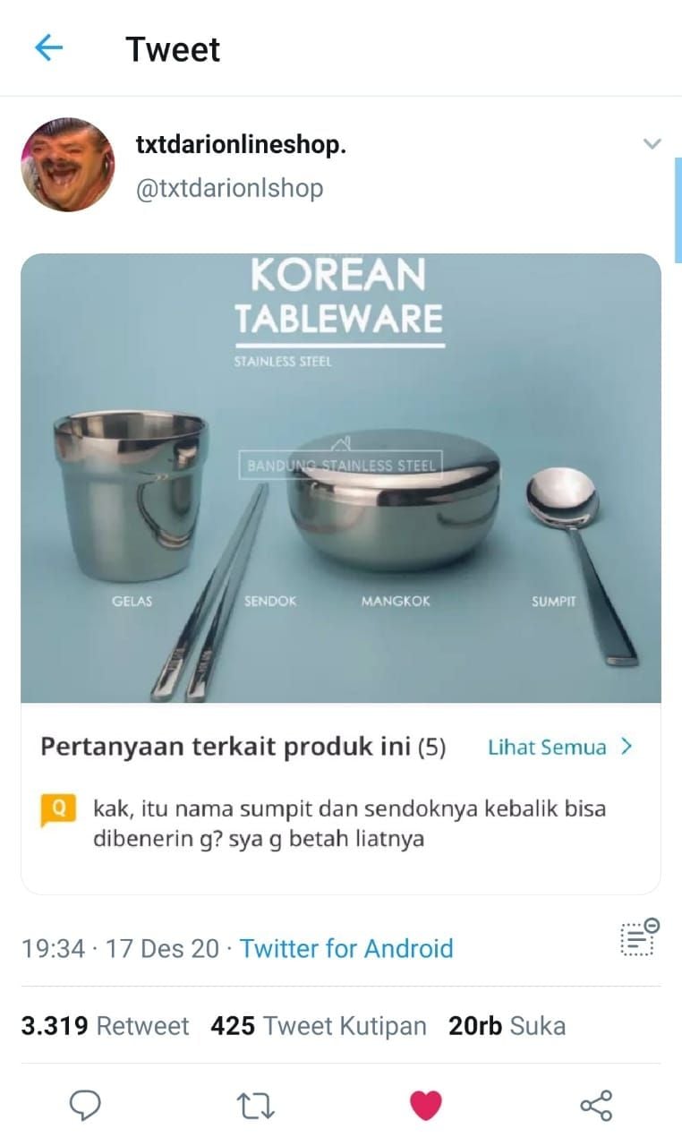 Orang ini protes dengan tulisan sendok dan dumpit yang terbalik (Twitter @txtdariolshop)