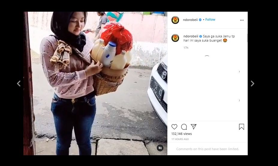 Viral  Penjual Jamu Cantik Berhijab, Warganet: Jamu Pahitnya Jadi Kerasa Manis. (Instagram/@ndorobeii)