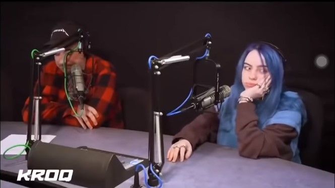 Billie Eilish sedang mengalami 'tic' (YouTube/Meemo)