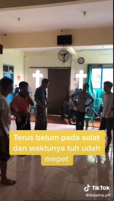 Viral Video Remaja Salat di Gereja (TikTok).