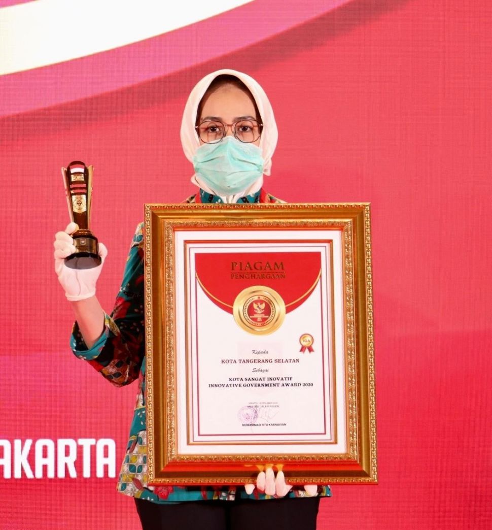 Wali Kota Tangsel, Airin Rachmi Diany, menerima Kota sangat Inovatif dalam ajang Penganugerahan Innovative Government Award (IGA) 2020. (Dok : Pemkot Tangsel)