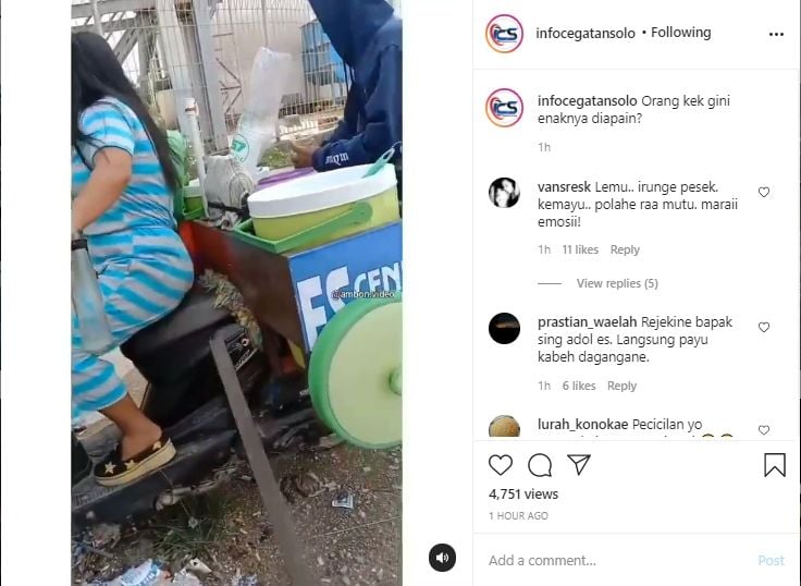 Momen ibu-ibu yang ingin berfoto buat gerobak es cendol jatuh. - (Instagram/@infocegatansolo)