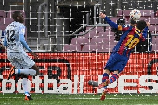 Kapten Barcelona Lionel Messi mencetak gol ke gawang Valencia lewat sundulannya saat laga Liga Spanyol di Camp Nou.LLUIS GENE / AFP