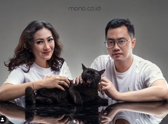 Dennis Adhiswara dan istrinya, Fauzia Vina Soraya [Instagram/@dennisadishwara]