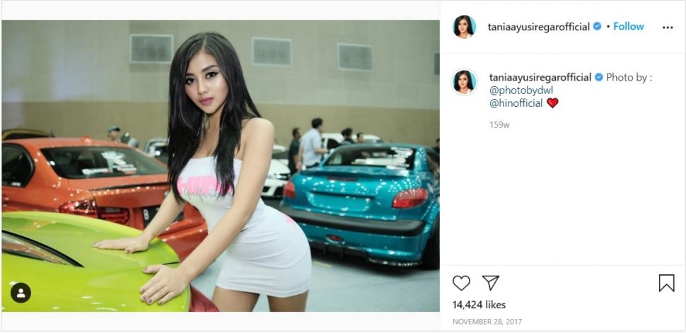 Coba tebak, mobil apa yang dipegang Tania Ayu (Instagram)