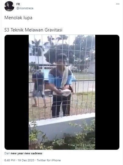 Aksi abang mi ayam memberikan mangkuk berisi mi ayam melewati pagar (Twitter/monstreza)