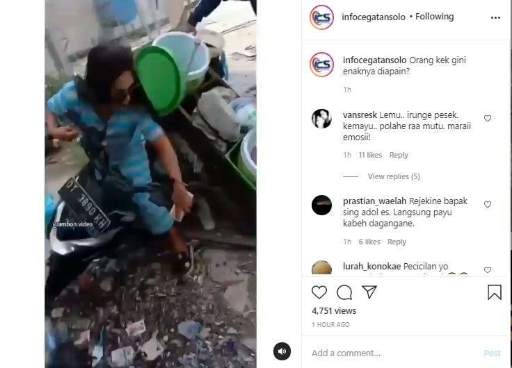 Momen ibu-ibu yang ingin berfoto buat gerobak es cendol jatuh. - (Instagram/@infocegatansolo)