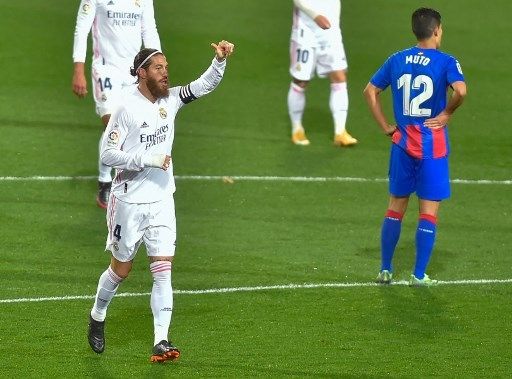 Gestur pemain Real Madrid Sergio Ramos saat menghadapi Eibar dalam pertandingan La Liga yang berlangsung di Estadio Municipal de Ipurua, Senin (21/12/2020). [AFP]