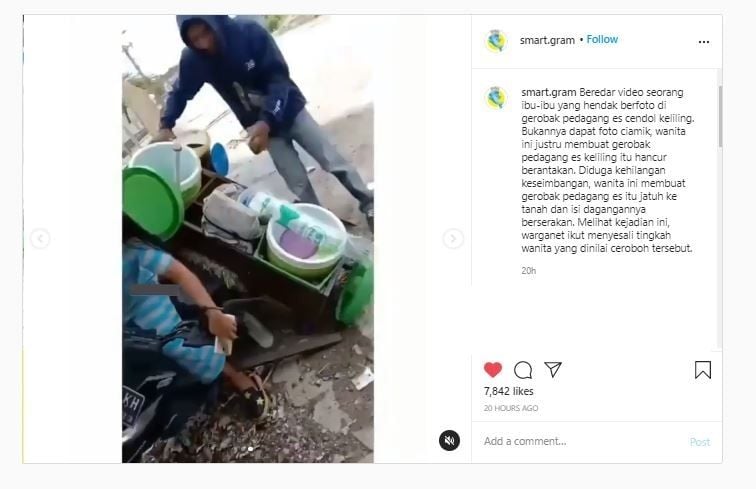 Niat foto wanita ini malah jatuhkan sepeda motor gerobak es cendol (Instagram @smart.gram)