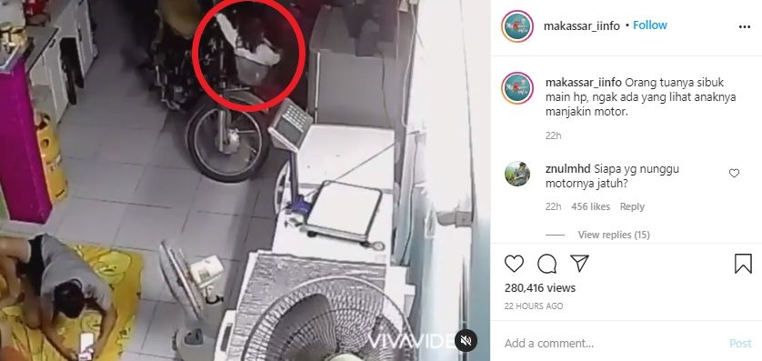 Video anak panjat motor saat ortu sibun main HP. (Instagram/makassar_iinfo)