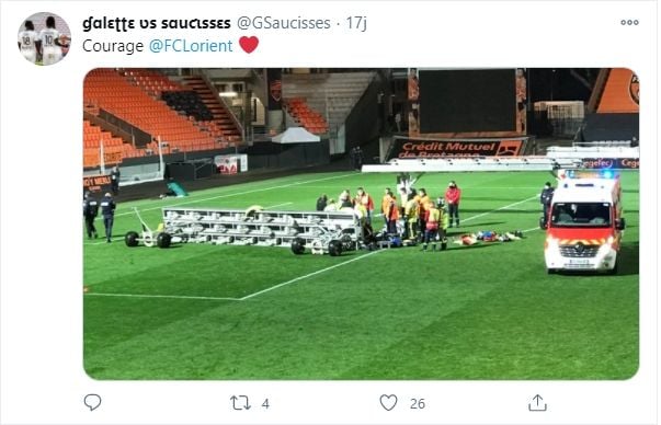 Lampu stadion ambruk usai laga FC Lorient vs Rennes.