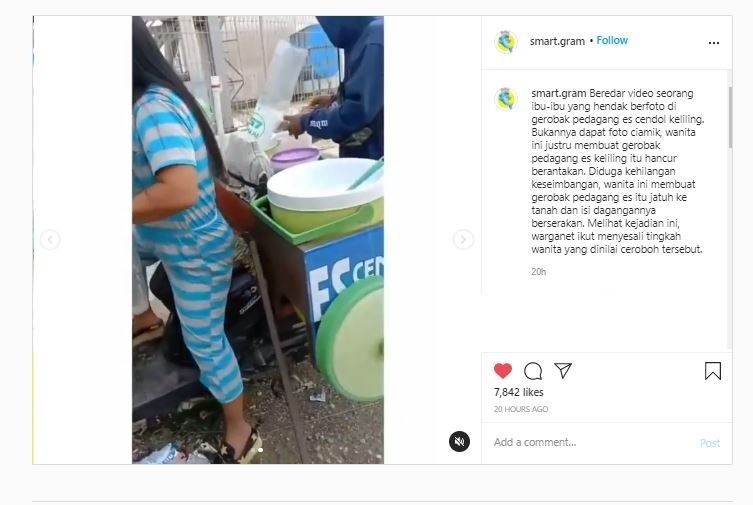 Niat foto wanita ini malah jatuhkan sepeda motor gerobak es cendol (Instagram @smart.gram)