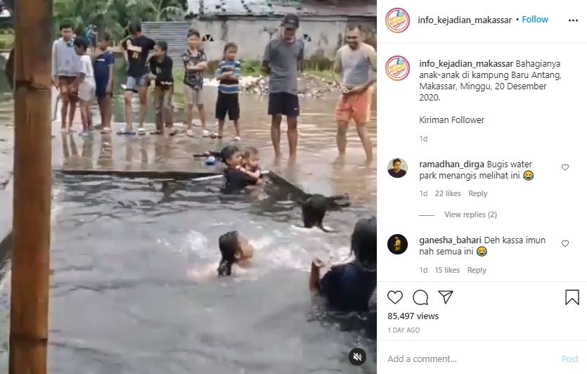 Video bocah di Makassar main air saat banjir. (Instagram/info_kejadian_makassar)