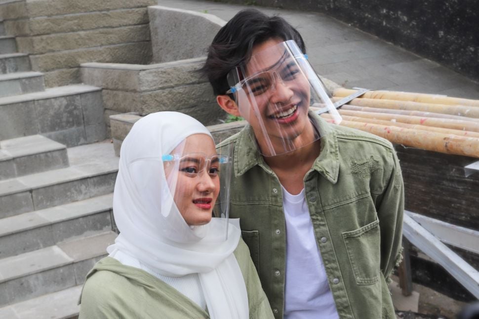 Ekspresi Aktris Dinda Hauw dan suaminya, Rey Mbayang ketika diwawancarai awak media di Kawasan Tendean, Jakarta Selatan, Senin (21/12). [Suara.com/Alfian Winanto]