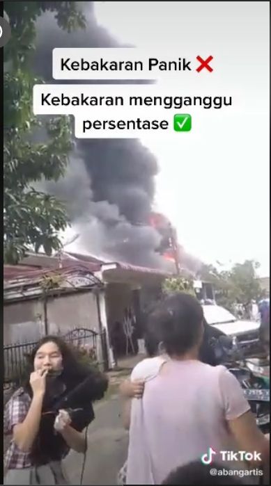 Viral Cewek Panik dan Marah karena Gagal Presentasi saat Rumah Tetangga Kebakaran (TikTok/abangartis).