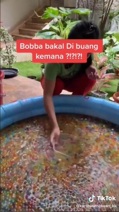 Viral Video Wanita Buang Ribuan Boba Mainan di Selokan (TikTok).